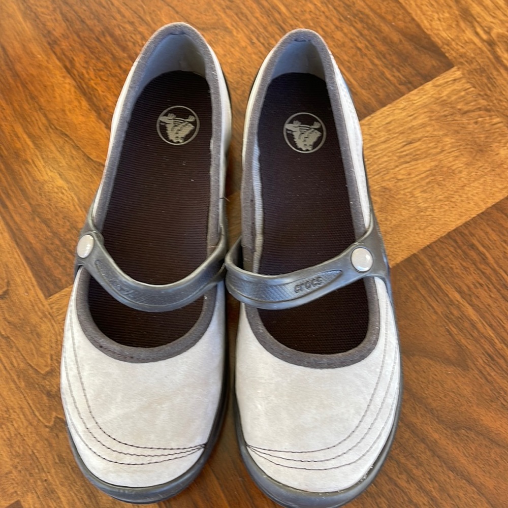 NEVER BEFORE WORN CROCS - WRAPPED MARY JANE TAN SUEDE SLIP ON FLAT - SIZE 6